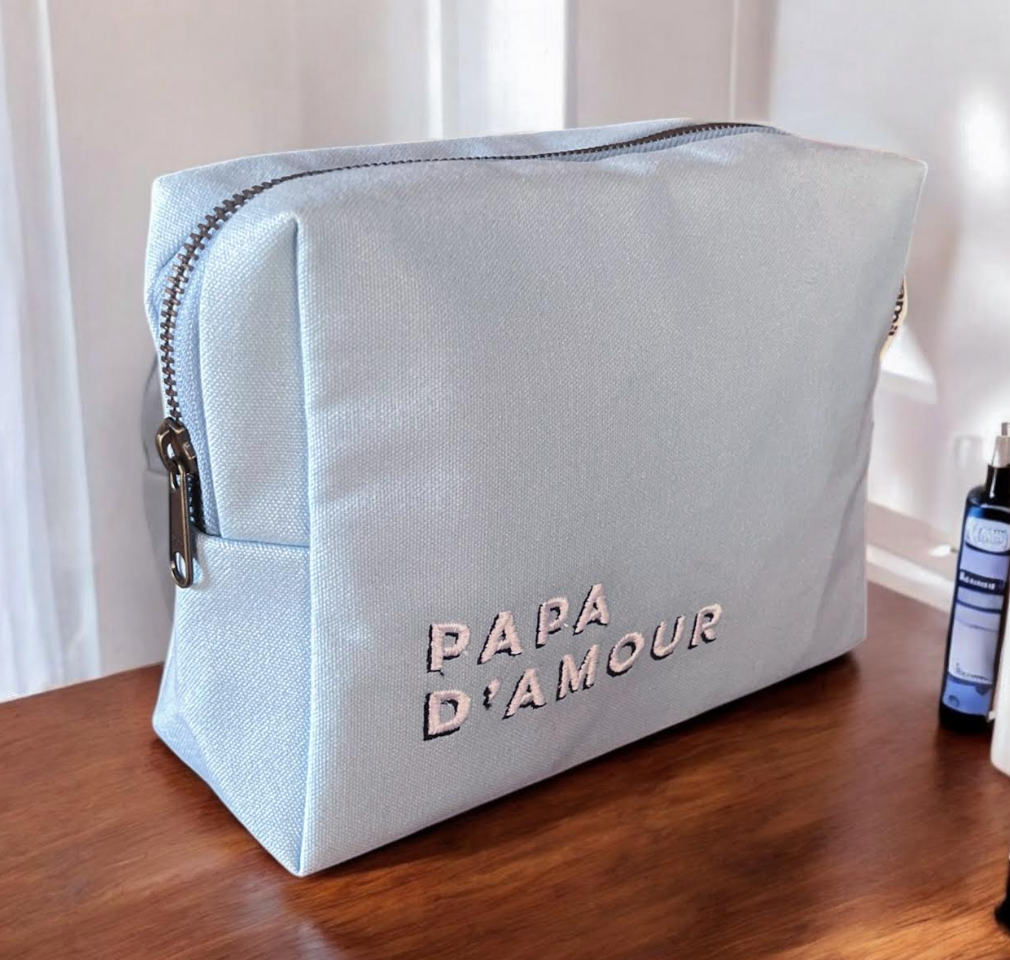 Trousse de toilette brodée PAPA D’AMOUR bleu ciel
