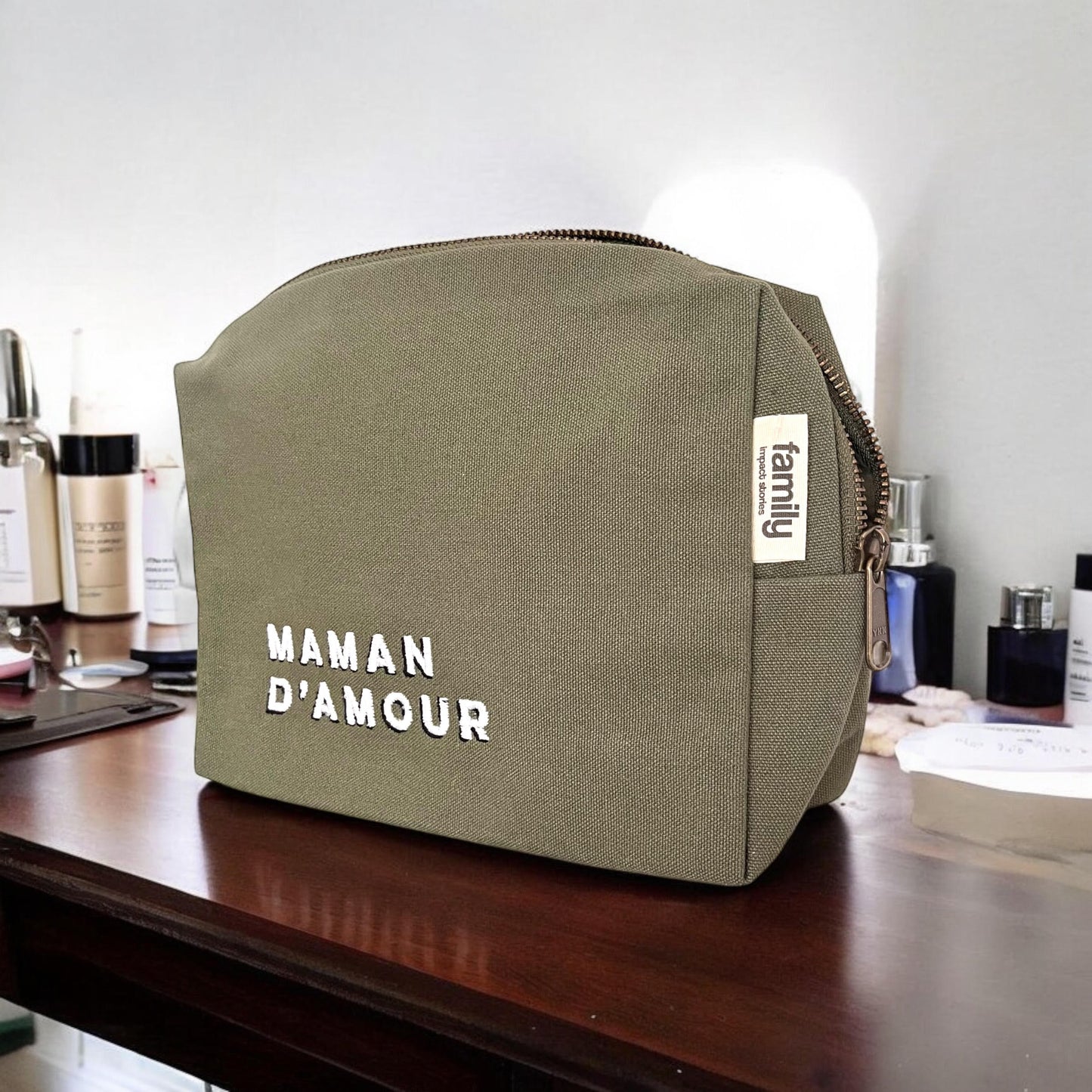 Trousse de toilette brodée MAMAN D’AMOUR olive
