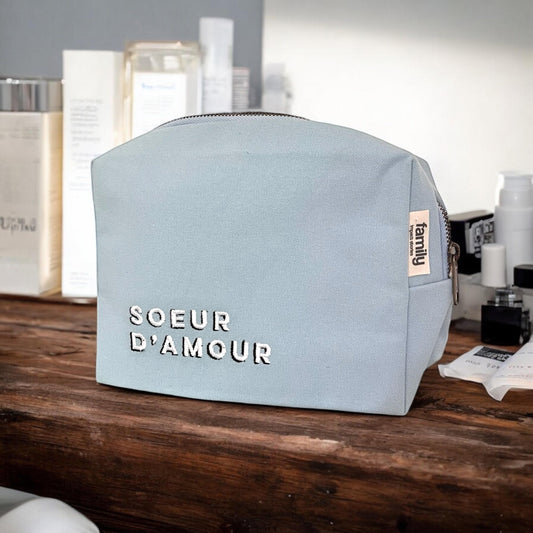 Trousse de toilette brodée SOEUR D’AMOUR bleu ciel