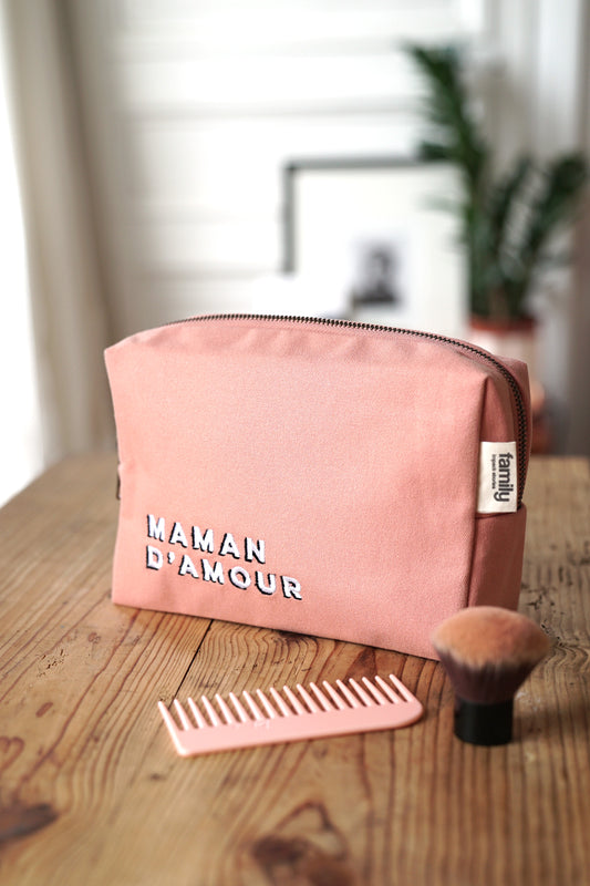 Trousse de toilette brodée MAMAN D’AMOUR rose