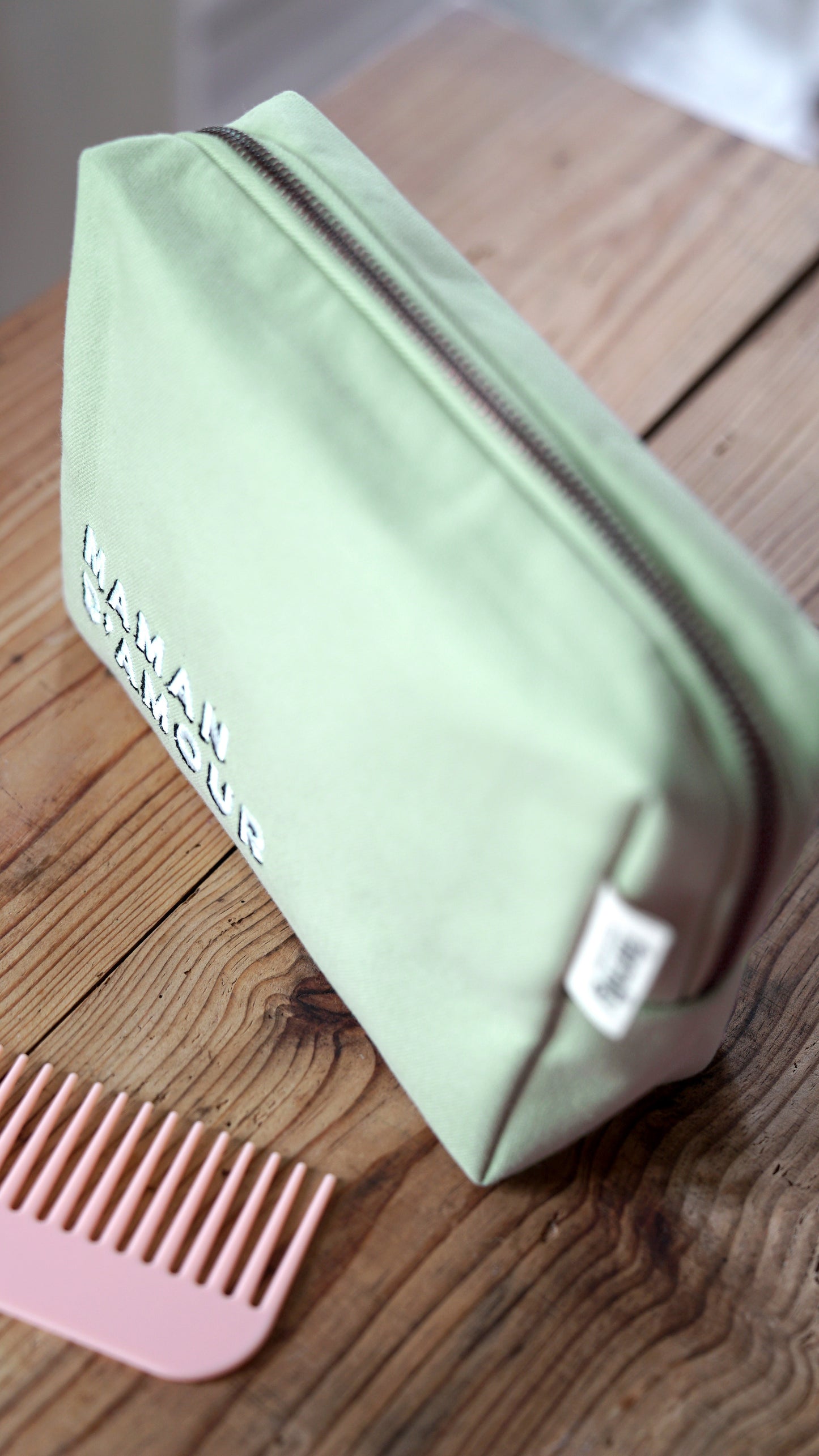 Trousse de toilette brodée MAMAN D’AMOUR vert d'eau