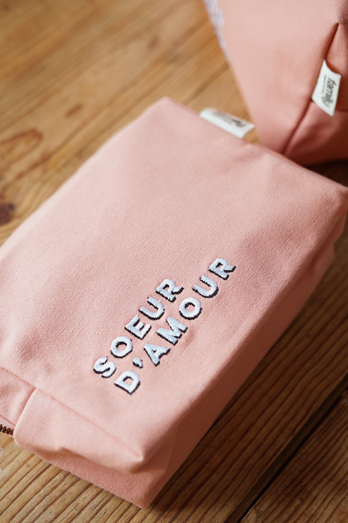 Trousse de toilette brodée SOEUR D’AMOUR rose