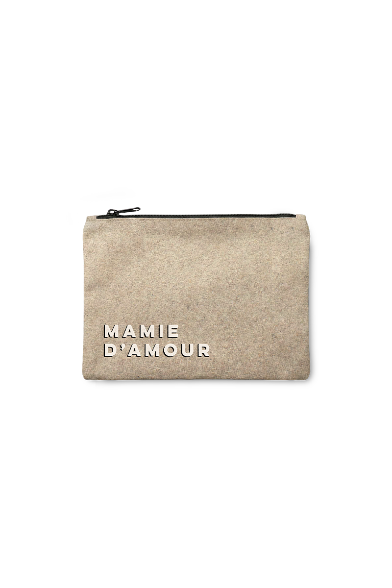 Trousse en laine brodée 'mamie d'amour'