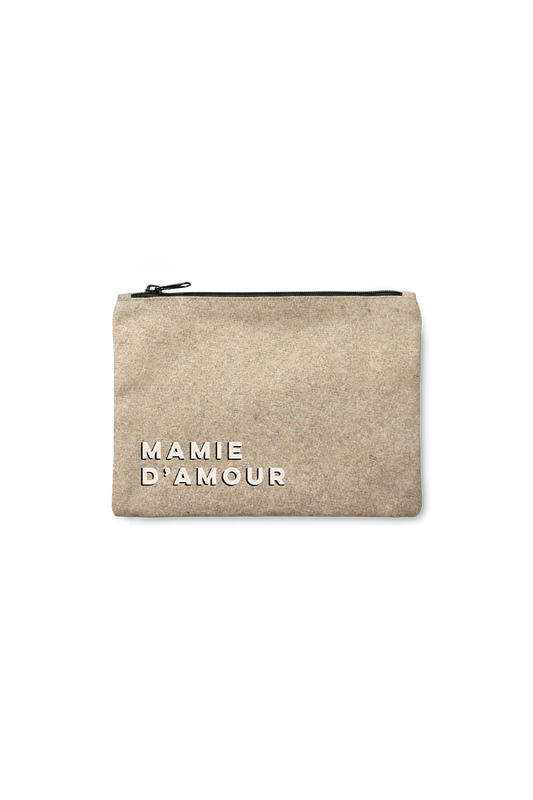 Trousse en laine brodée 'mamie d'amour'